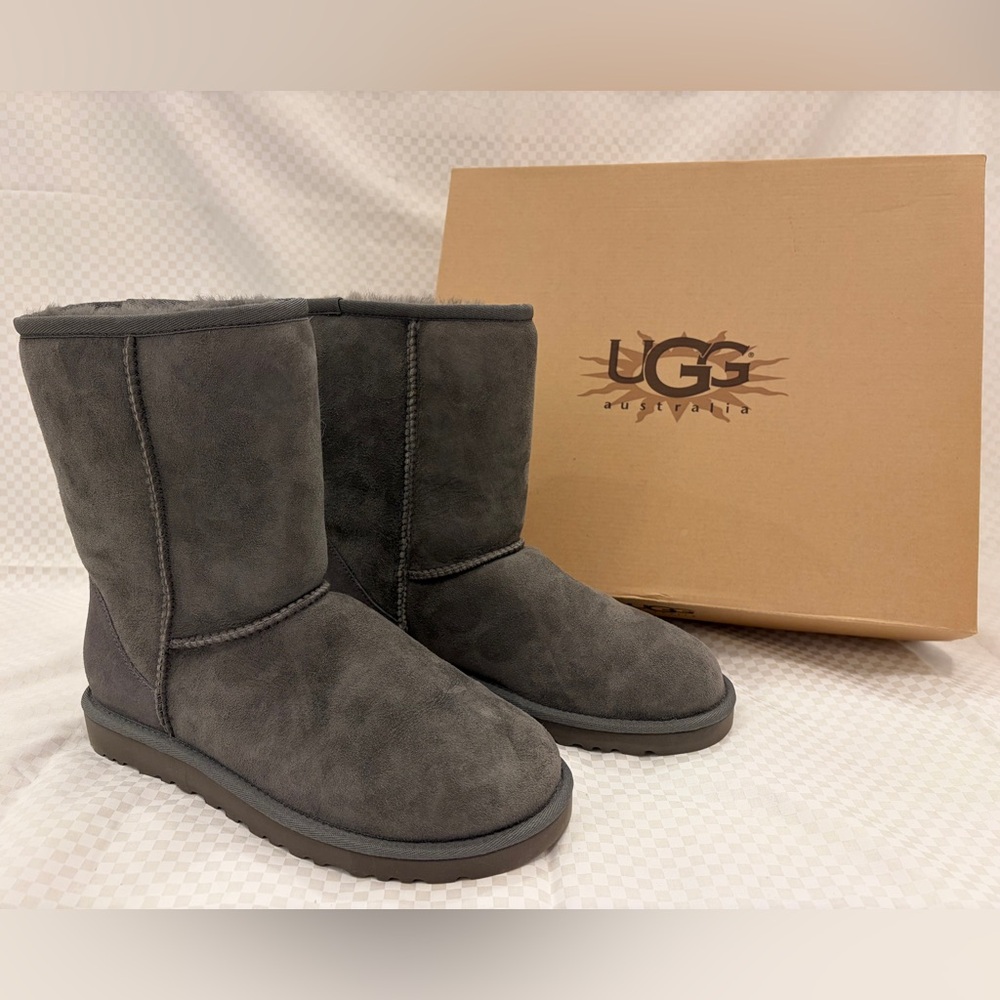NWT UGG Classic Short Boot 5825 Size 7W Grey NWB